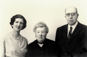 A parella Otero Bustamante xunto a Eladia Pedrayo (ca. 1950).