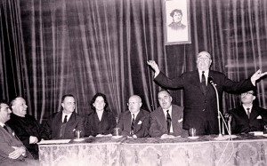 Durante unha intervención en Madrid (1958).