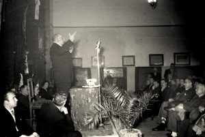 Nunha conferencia en 1958.